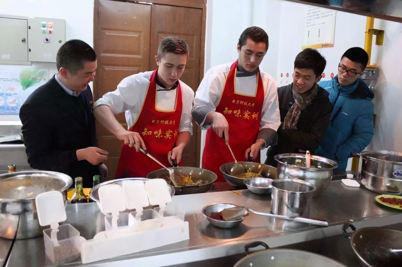 西北师范大学搞“毛线课”，众多学生纷纷报名，学生：没啥事玩呗