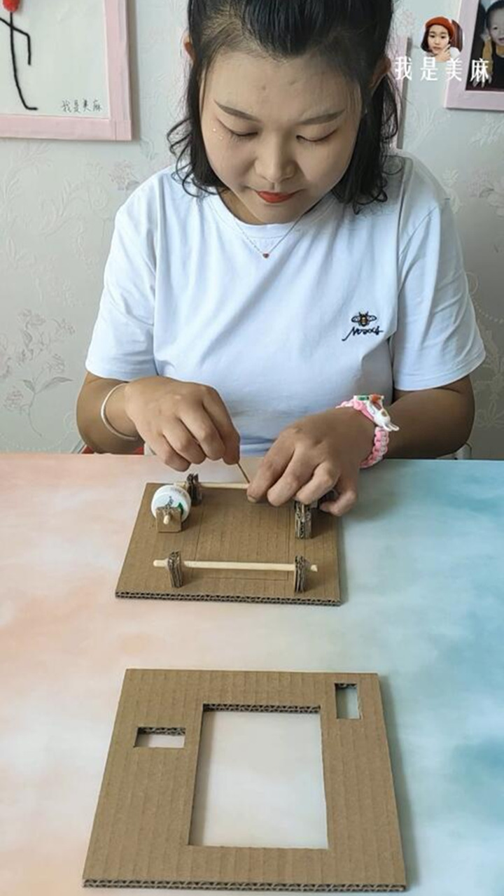 妈妈用废纸箱给儿子做了个小玩具，用两根手指就能玩，画面很逼真