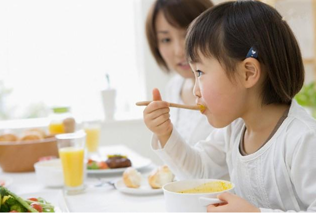 给娃添辅食总是“吃一口吐一口”，咋回事？原因不外乎两个方面