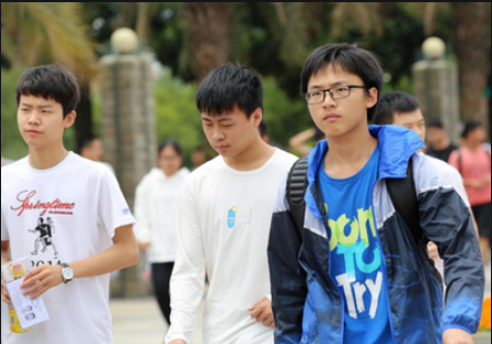 为啥高考不能穿“校服”，怕被有心之人利用？班主任说出其中原因