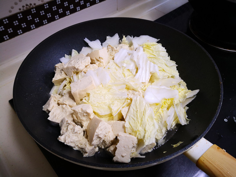 白菜炖豆腐怎么做才好吃？原来诀窍在这里，一次炖一锅，太香了