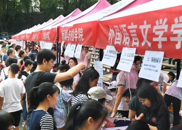 准大学生开学前，要准备好“一档三证”，其中一证男生务必要准备