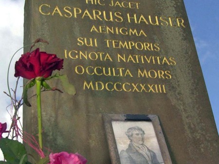 离奇出现的16岁少年，诡异的行为背后隐藏着什么？难道是未来人？