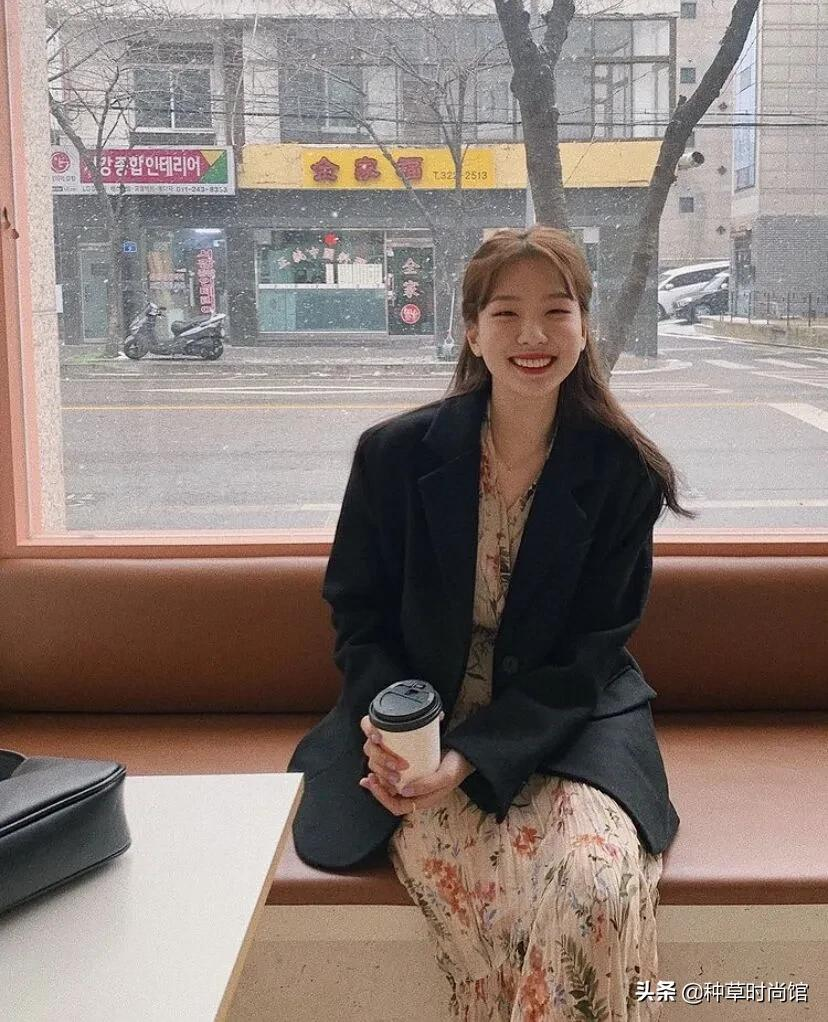 还在穿一身黑吗？这6套秋冬保暖穿搭，太撩人