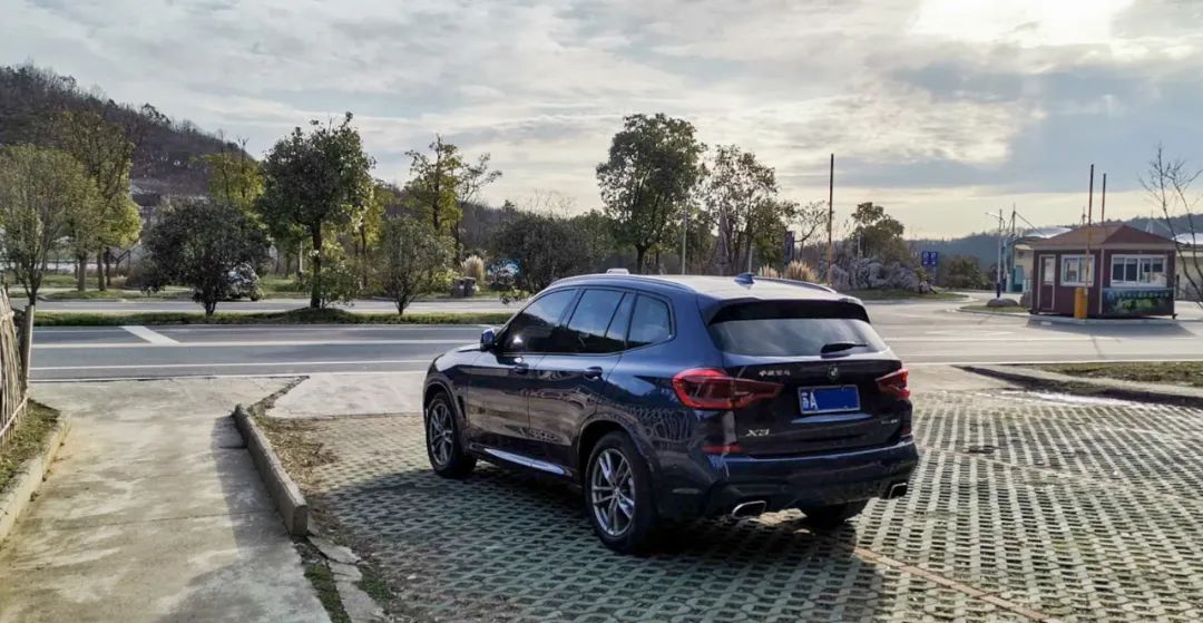 宝马g401多少钱(刚买了宝马要不要贴上万块的车衣) - 价格百科