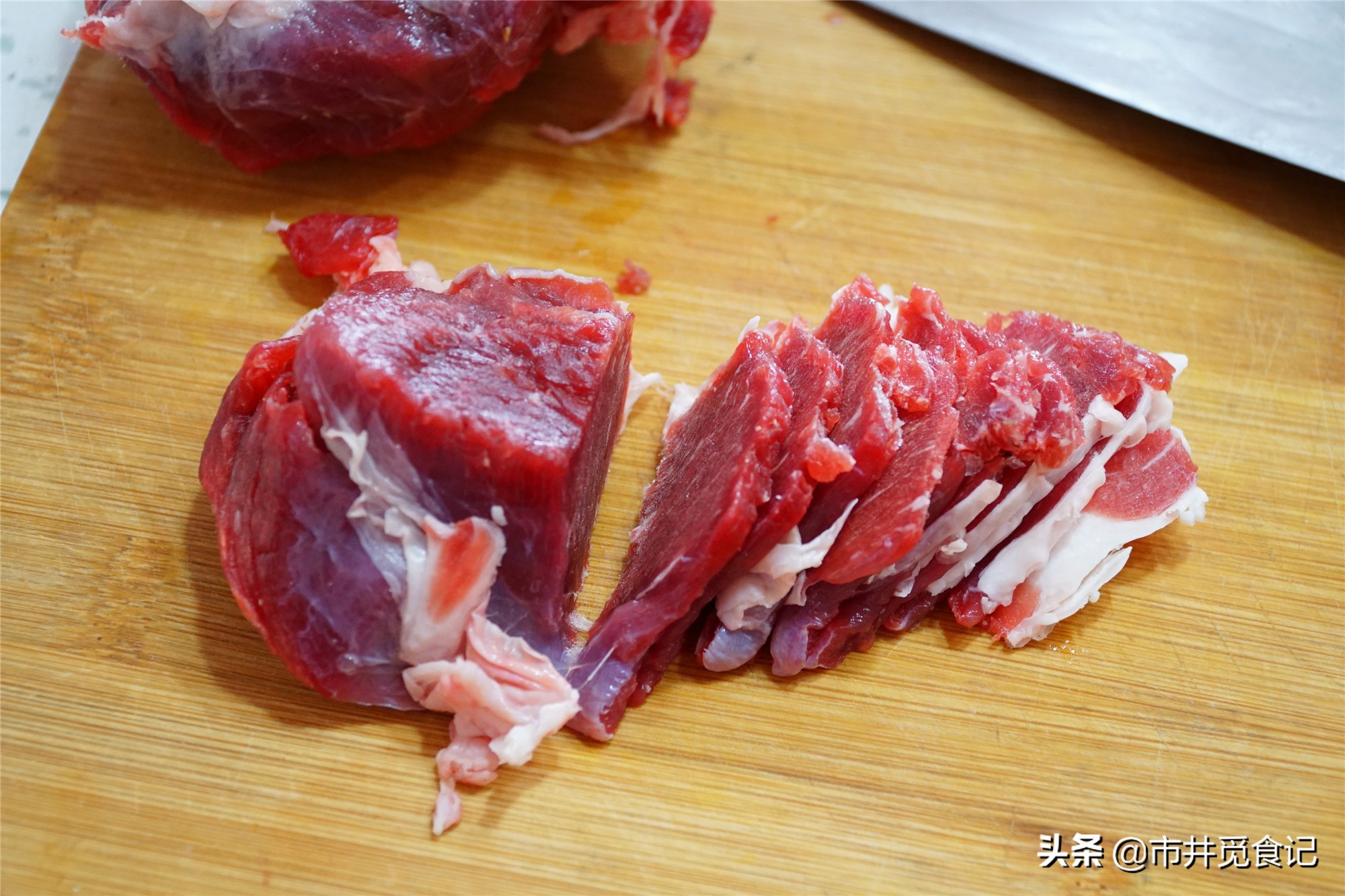 炒牛肉直接下鍋就錯了，容易炒老，用它拌一拌，怎么炒都滑嫩鮮美