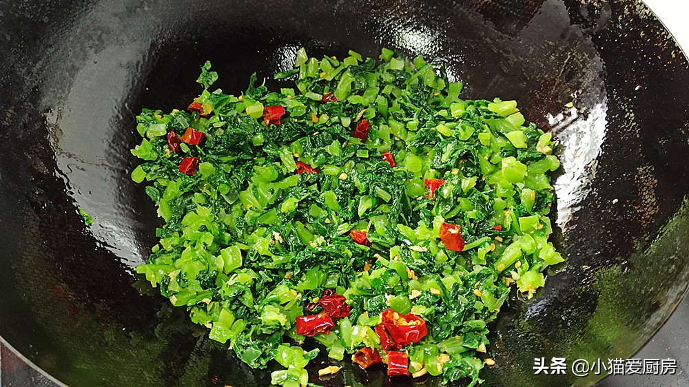 素炒青菜的家常做法（8步做出营养美味的素炒大叶青菜）