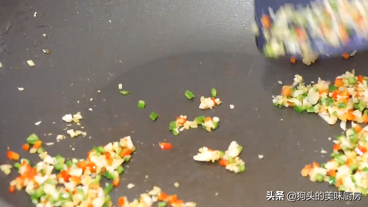 长假在家跟广东大厨学椒盐虾，焦香酥脆做法很简单，吃着特别过瘾