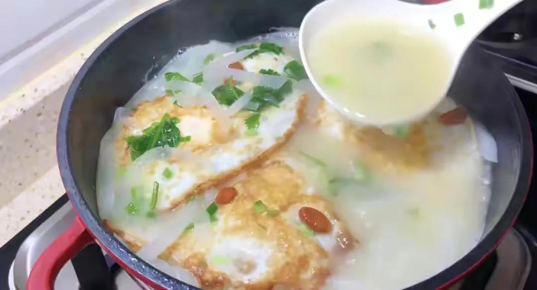 降温又下雨，用鸡蛋和萝卜给家人做一道菜，吃完热乎乎的，真舒服