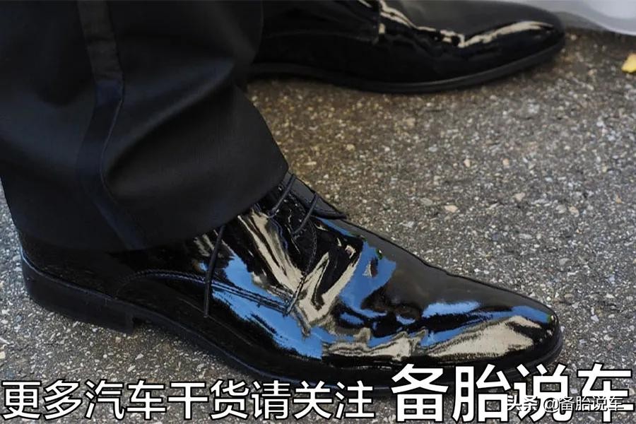 轮胎陷泥坑里打滑出不来，挖坑有用吗？