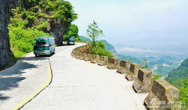 玉壶峰下松涛起，天界佛国掸尘埃！走遍千山万岭，唯天门山独有