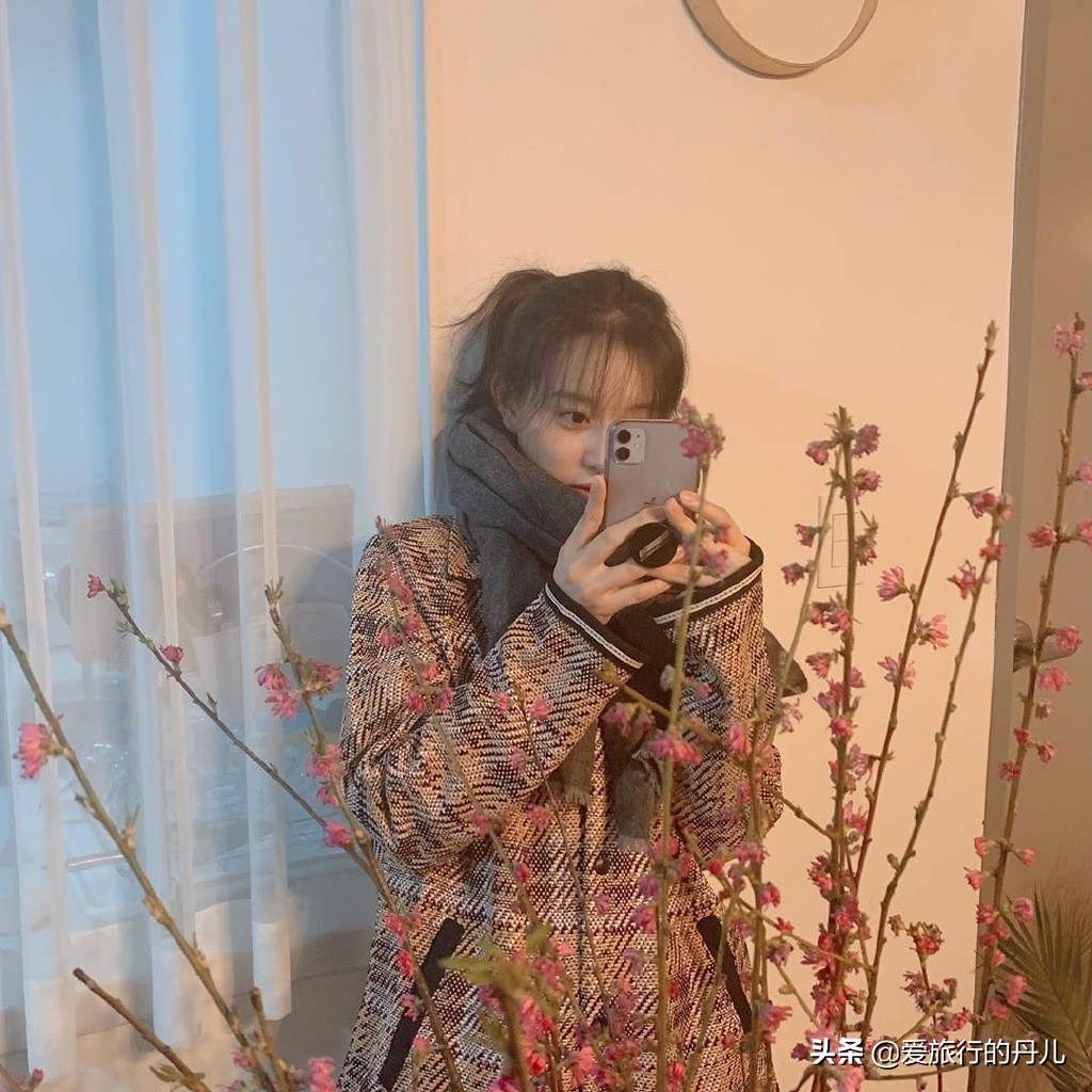 韩国女星身穿格子大衣搭配灰色毛巾，甜美可爱，少女感十足