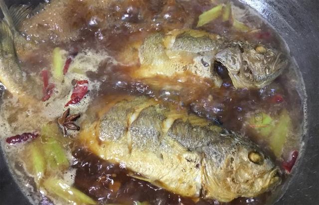 最近超火的黄花鱼吃法，简单一炖，滑嫩入味，上桌连汤汁都不剩