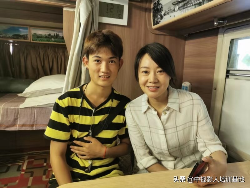 影视化妆师怎么进剧组-化妆学校前十名-一周明星学员榜-剧组就业