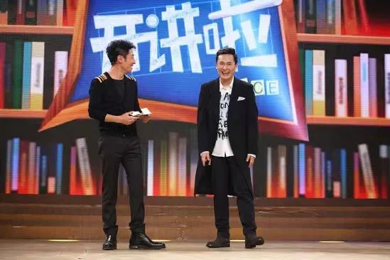 应采儿一句“印错了”化解尴尬，社交牛逼症人的魅力