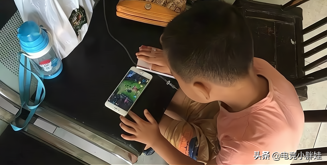王者荣耀：未成年玩家终于不用背锅，女大学生却郁闷了，菜还爱玩