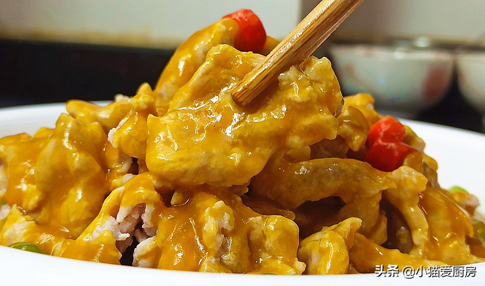 这道南瓜和猪瘦肉一起做的下饭菜“金汤肉片”，酸辣得恰到好处