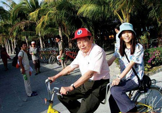 别再骂翁帆了，捐掉近200万美金存款，和杨振宁恩爱17年值得尊敬