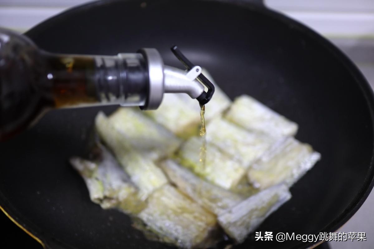 带鱼身上的银膜要不要刮掉？很多人做错了！带鱼完整无腥有窍门