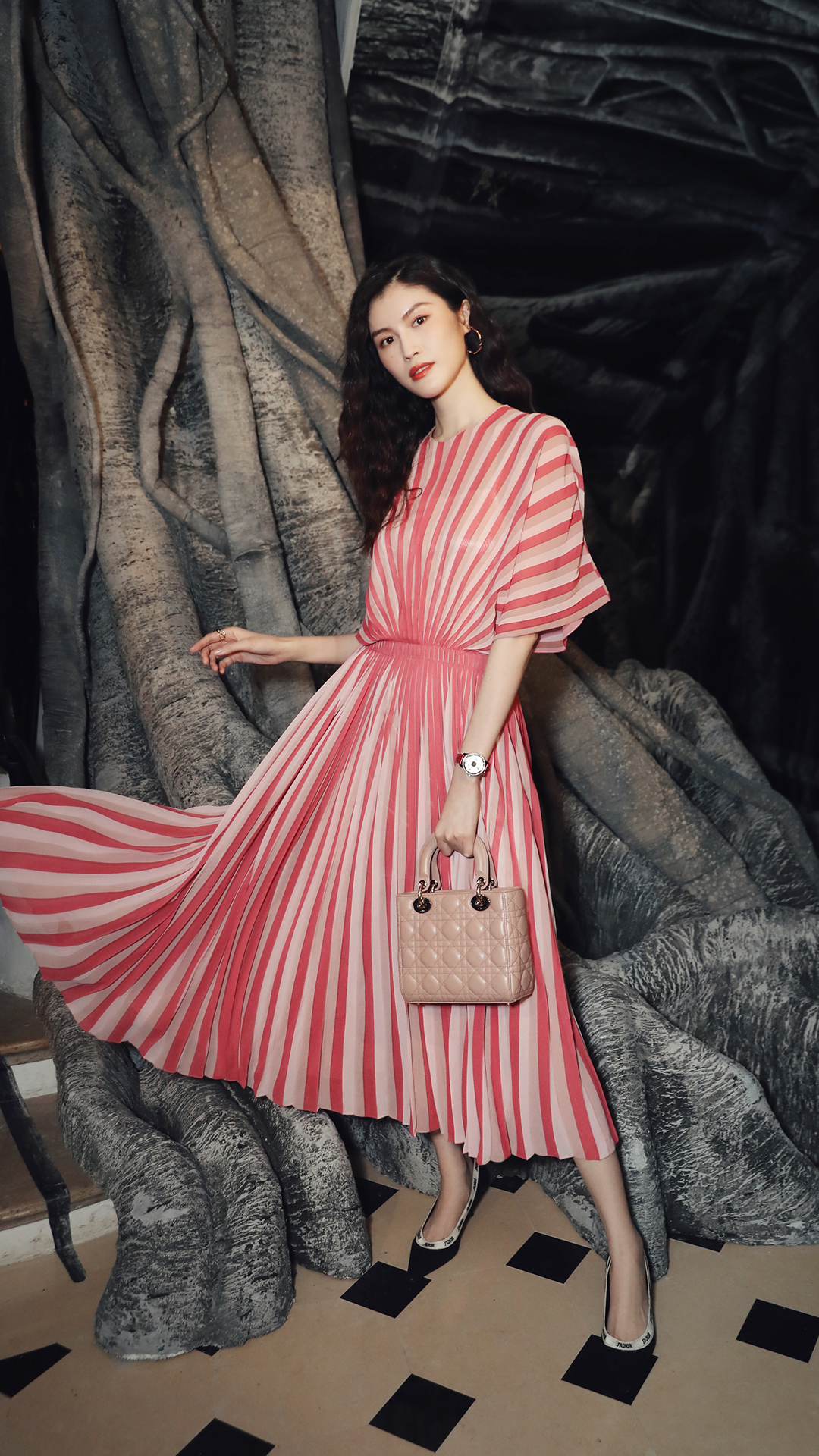 维密超模女神何穗不愧为中国第一,一双大长腿又美又迷人,爱了