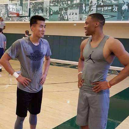 为什么cba这么瘦弱(CBA与NBA球员身材对比：郭艾伦比威少小一圈，小斯让大王略显尴尬)