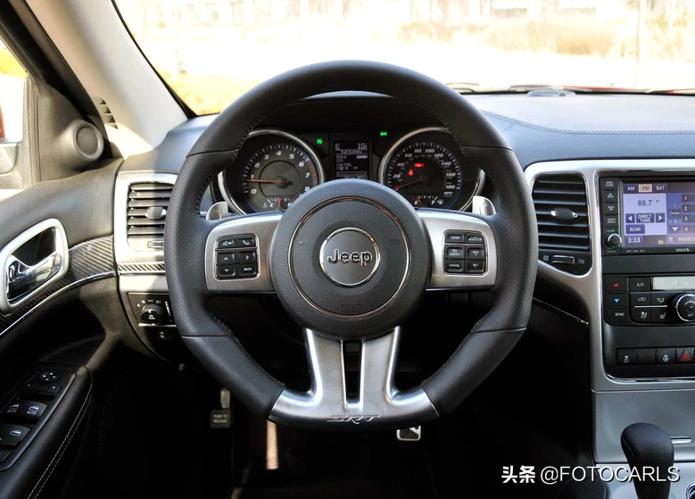 Jeep大切诺基6.4L SRT8实拍，百公里不到5秒，售价近120万的灭霸