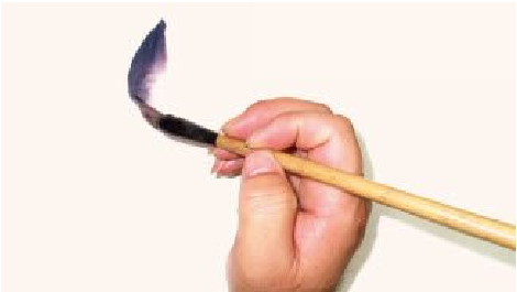 1,用中号羊毫笔,调三青与曙红,侧锋用笔,一笔画出一片花瓣.