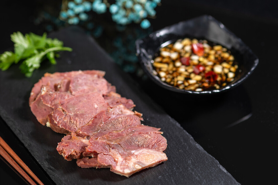 做卤牛肉，牢记“1腌2泡”的窍门，牛肉软烂入味，没腥味还不散
