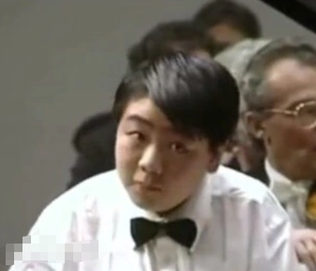 比起李云迪的自甘堕落，“钢琴王子”郎朗的清醒，真叫人佩服