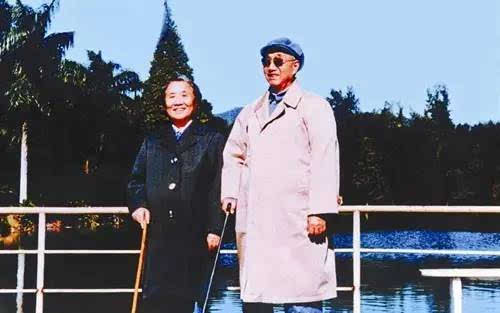 徐帅夫人黄杰建国后担任正厅级干部，退休前每天坐公交车上下班