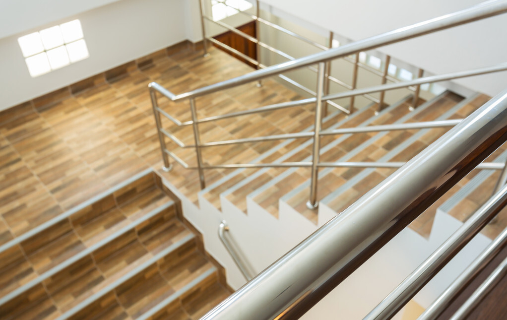 农村自建房的楼梯扶手，实木、不锈钢、铝合金相比，选用哪种好？