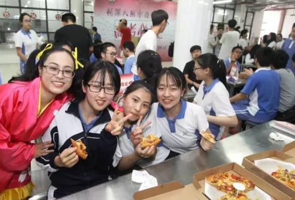 学生参加高考当天，家长是否需要全程陪考？机智的家长这样选择