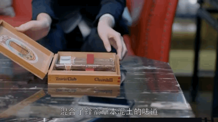 靳东《精英律师》被指“装”？两根手指倒酒太绝了，比服务生专业