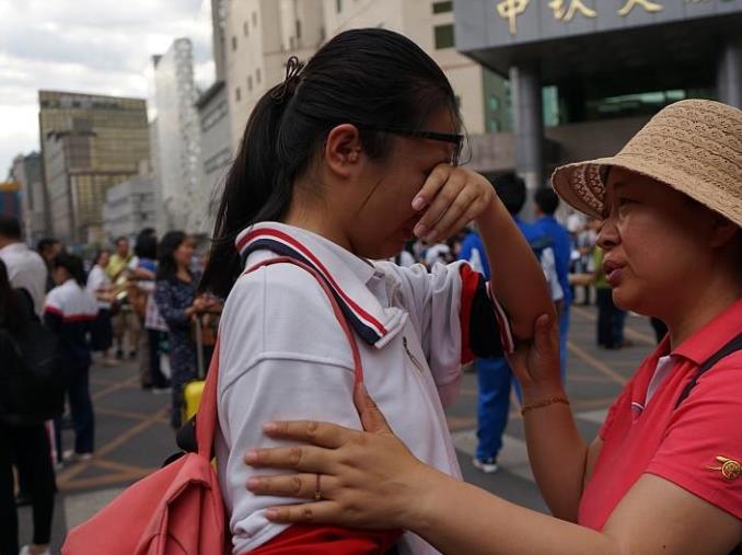 高考只考了300分，没填报志愿却收到8封录取通知书，考生笑哭了