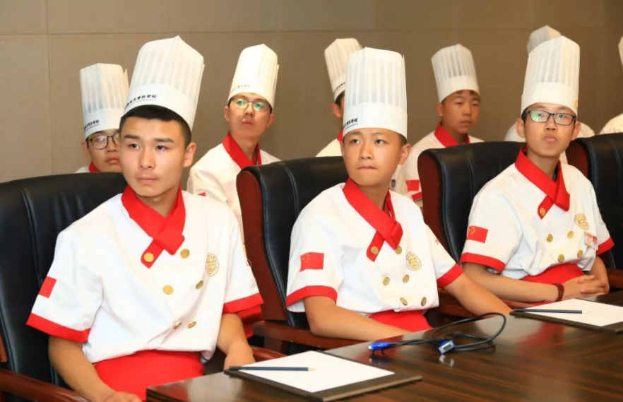 考生办升学宴，客人出口伤人气哭孩子，考300分要不要办升学宴