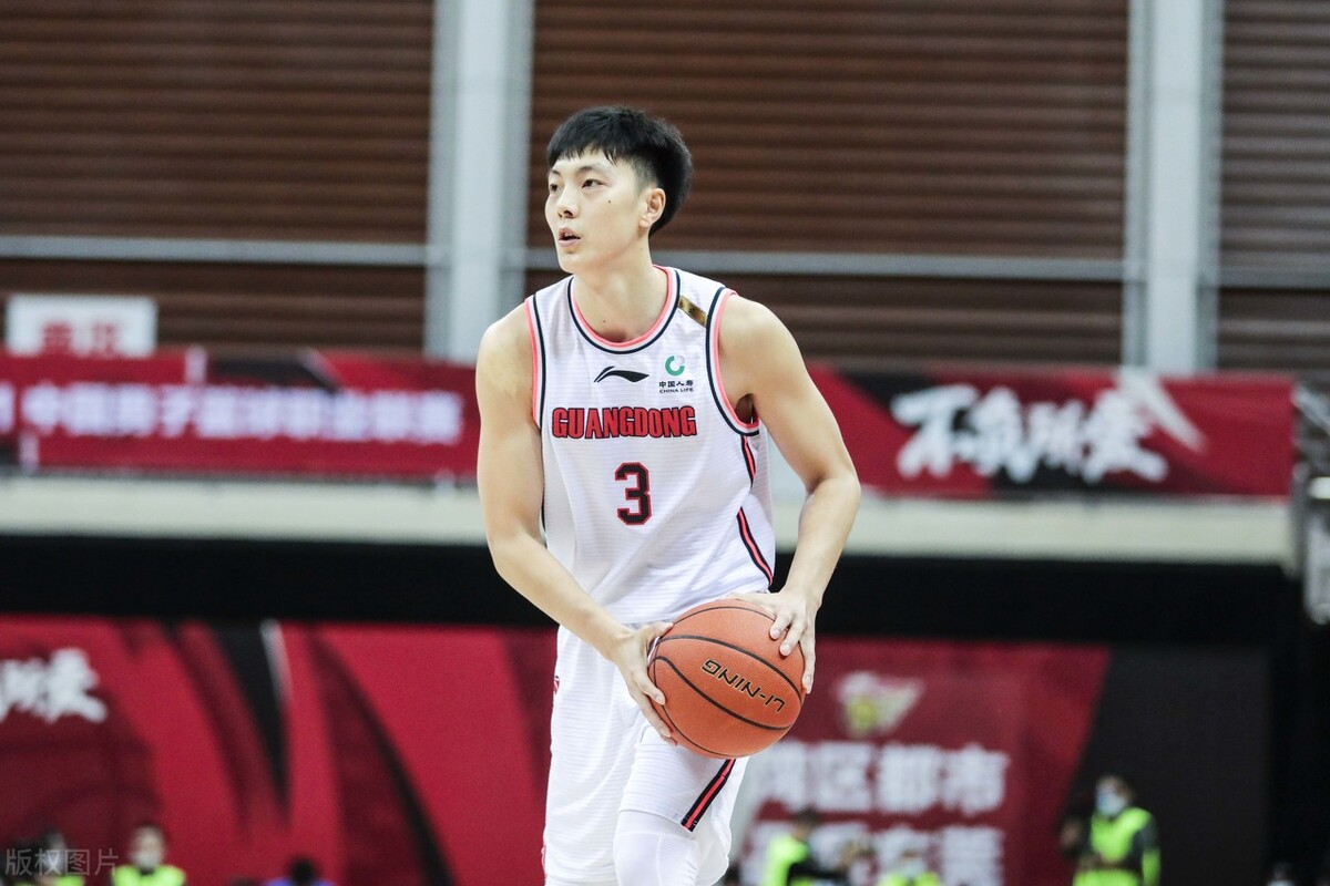 cba吴明轩是哪里人(拒绝nba，胡明轩为报答广东队作出重要决定，球迷为他点赞)