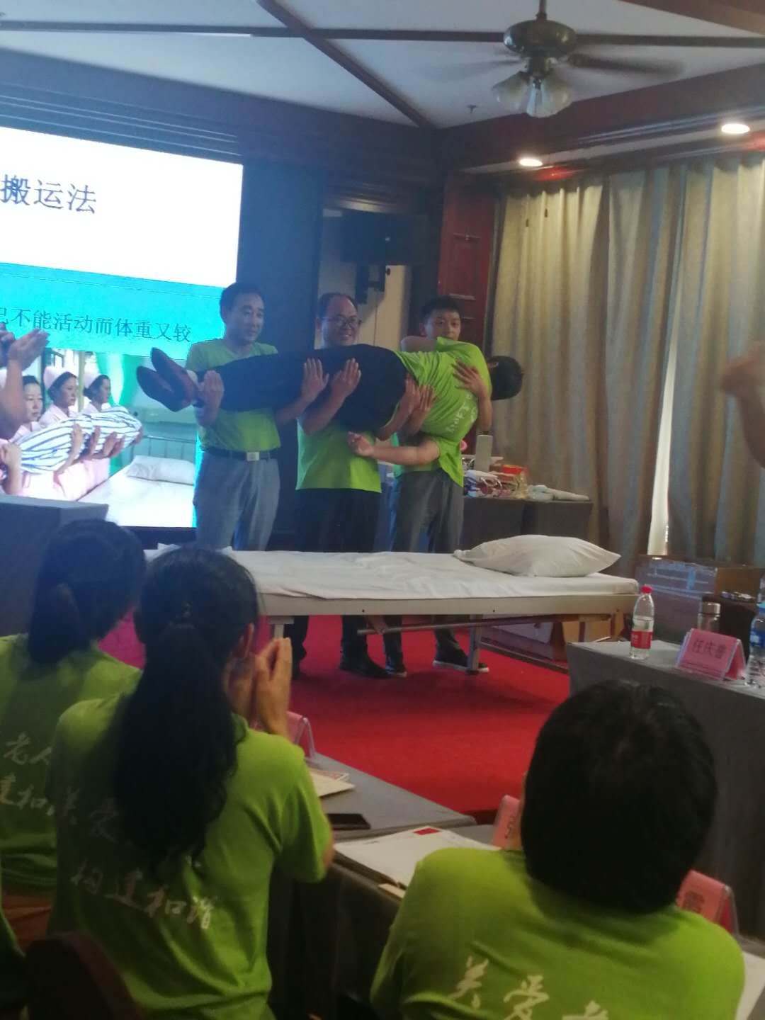 洛阳市养老机构护理员培训班今天下午圆满结束