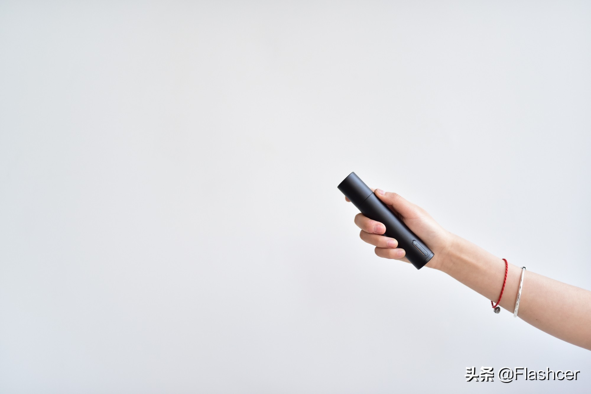4挡亮度一键操控，更有爆闪和SOS模式，这款会变焦的手电筒真香