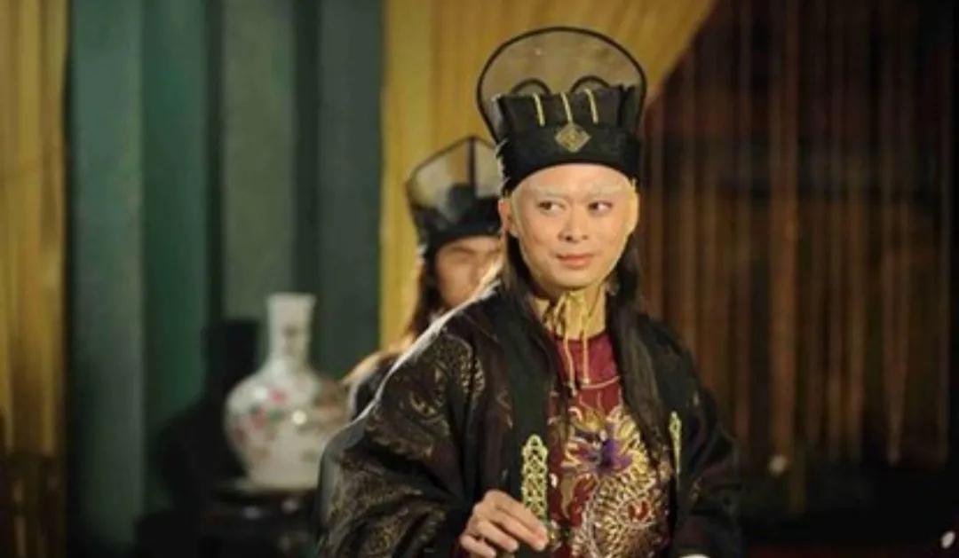 宫刑具体割哪个部位？割完以后还要挂在房梁上放几十年