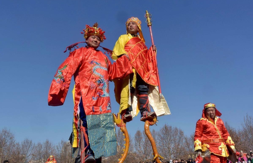 玩杂耍、搞游街，传统“高危运动”踩高跷，为何能历千年而不衰？