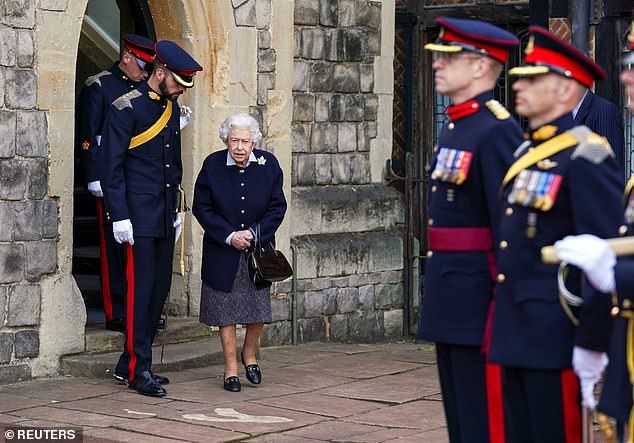 95岁英国女王重返温莎城堡，罕见穿深色外套，却涂上了艳丽的腮红