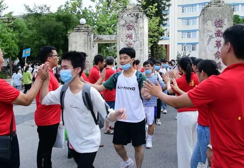 车祸“截肢”少年高考684分，全省171名，老师称清华已来电话