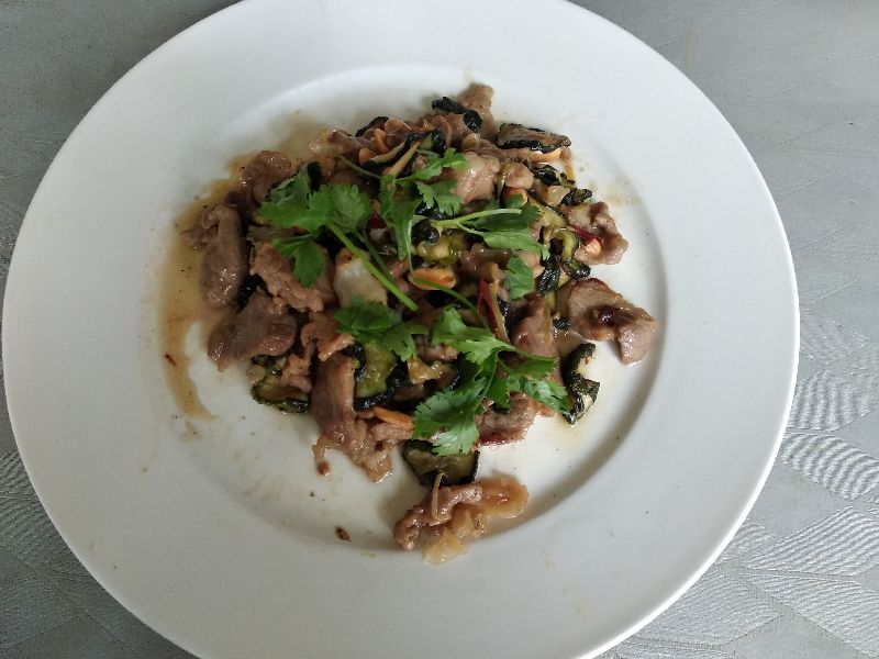 老爸过生日，我忙活一上午炒了10个菜，嫂子：下次还是去饭店吃吧