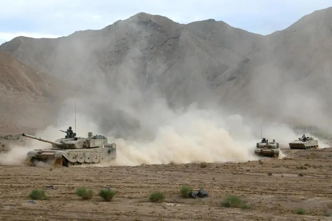 ӡ���ڱ߾�����Ƶ�����ƣ����Ʋ����ֹۣ����һȭ������ð�ȭ��