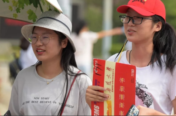 大一学生“寝室标语”火了，辅导员看后气笑，导师：这届都是人才