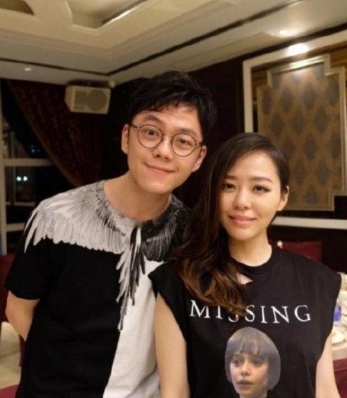 张靓颖与小5岁男友约会，朴素打扮超低调，席间挽手热聊显娇羞