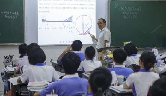 深圳一中学教师工资曝光，到手薪资让人眼红，难怪名校硕博都要去