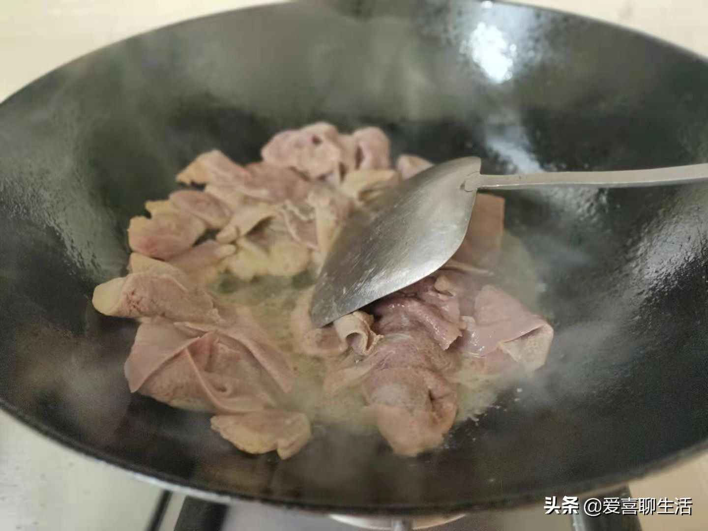 菠菜炒猪肝的家常做法（这几步让猪肝鲜嫩美味无腥味）