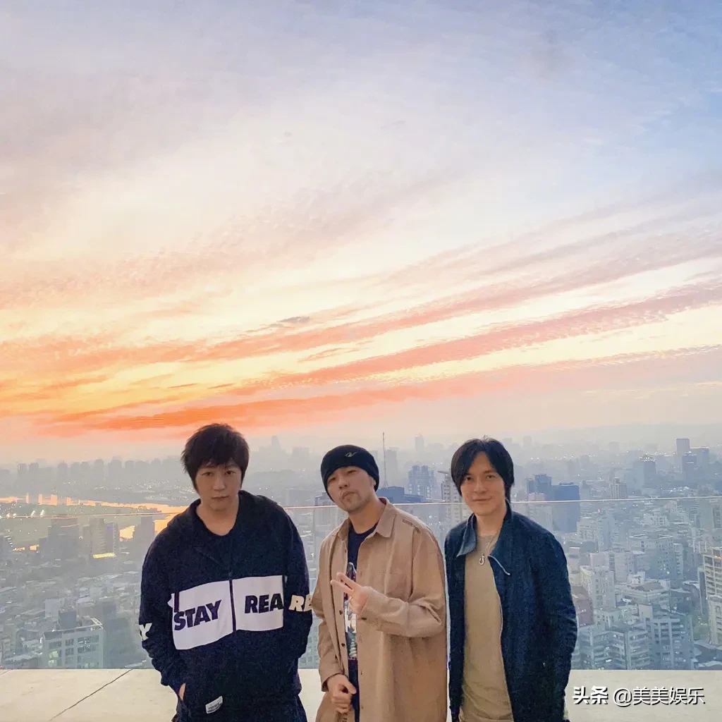 瞞不住了？一起逛夜市秘密同居，阿信和助理的戀情曝光了？