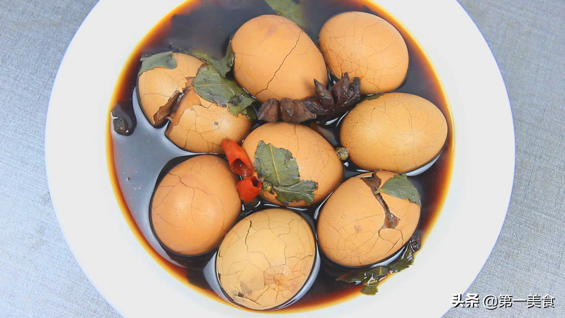厨师长教你做五香茶叶蛋，所用大料精确到克，煮出来鸡蛋容易剥壳